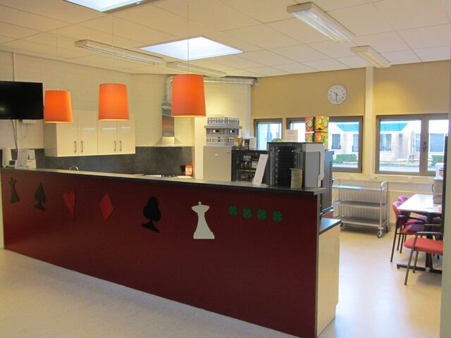 De bar van het denksportcentrum met kaartsymbolen op de toonbank