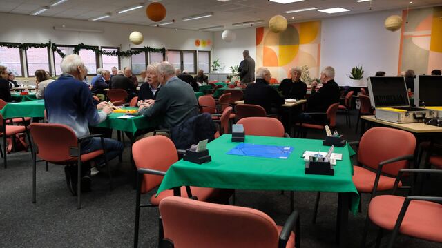 Bridgers aan tafel met biedbakjes
