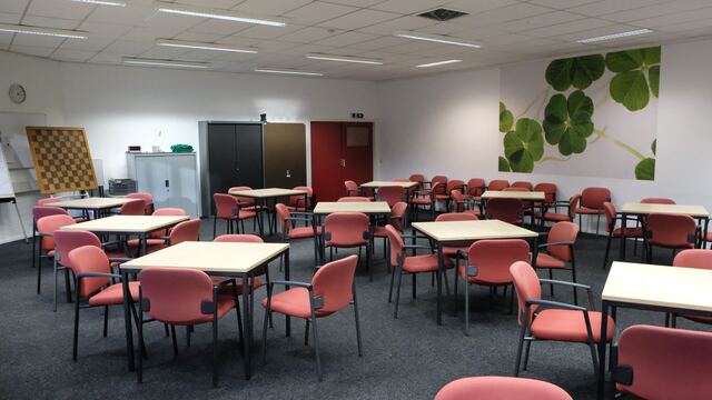 Lege zaal met losse tafels en stoelen