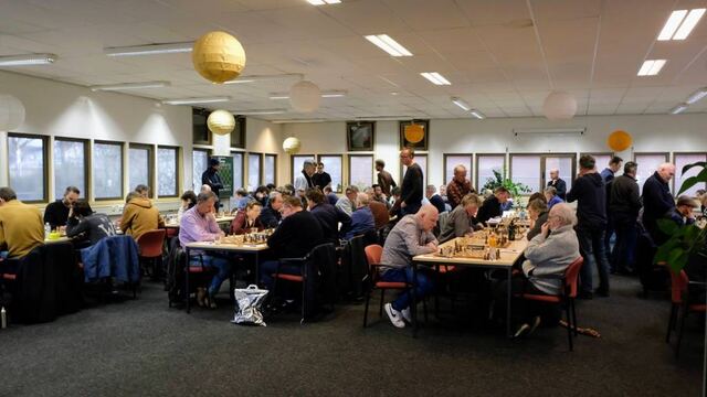 Schakers aan het spelen tijdens een druk bezet toernooi