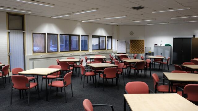 Lege speelzaal met tafels langs de ramen